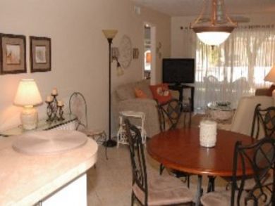 Holmes Beach 2 Bedroom Poolside Condo Sleeps 4